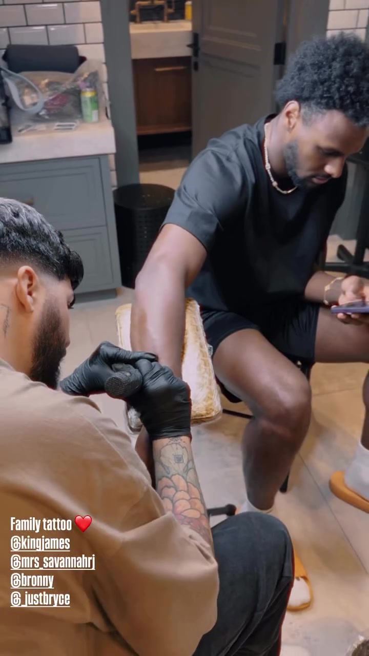 vip 注册-家庭套餐！纹身师晒受邀前往詹姆斯家中 为其一家四口进行纹身
