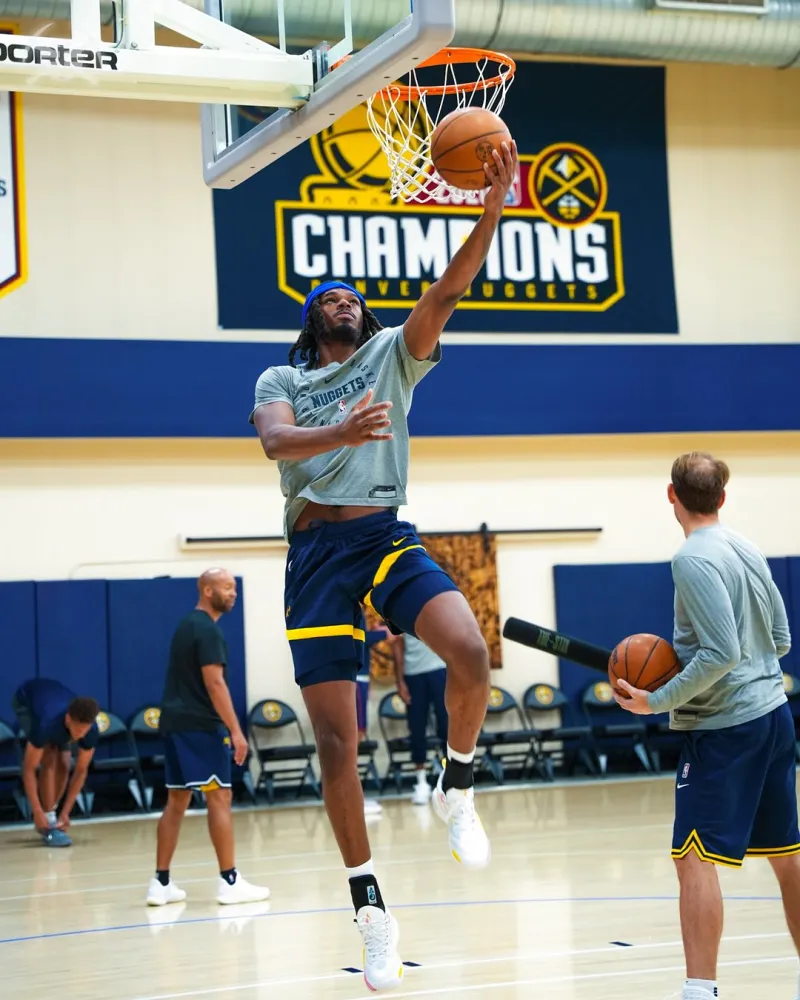 乐鱼体育登录入口-备战下赛季！掘金官方晒球员在主场球馆训练的照片