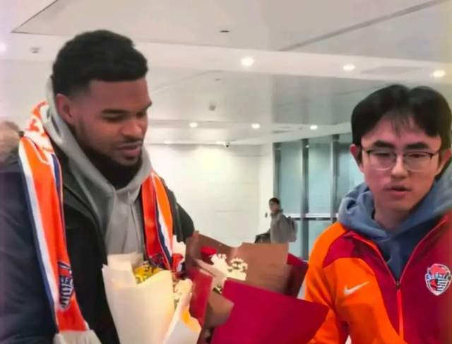 APP 下载-海牛新外援抵达，1.91米B2B中场，津门虎升级防线，挖宝西乙队长