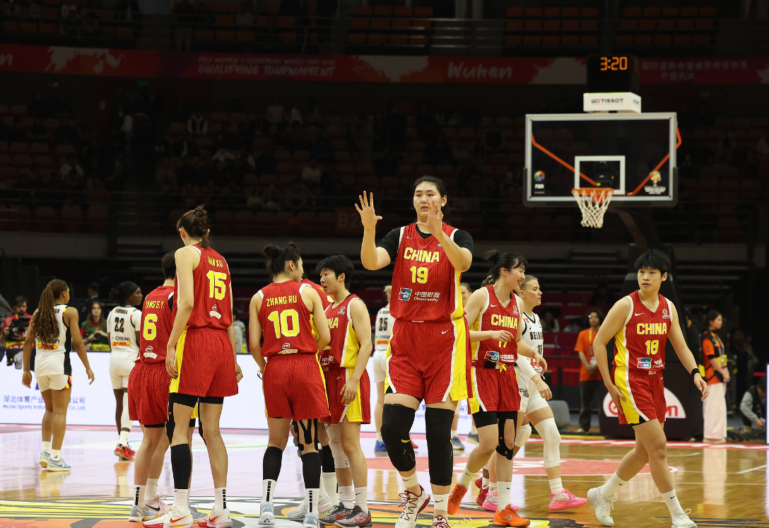 乐鱼体育APP-女篮惨败张子宇成唯一亮点！18分钟20+11统治内线 2.26米对抗超强